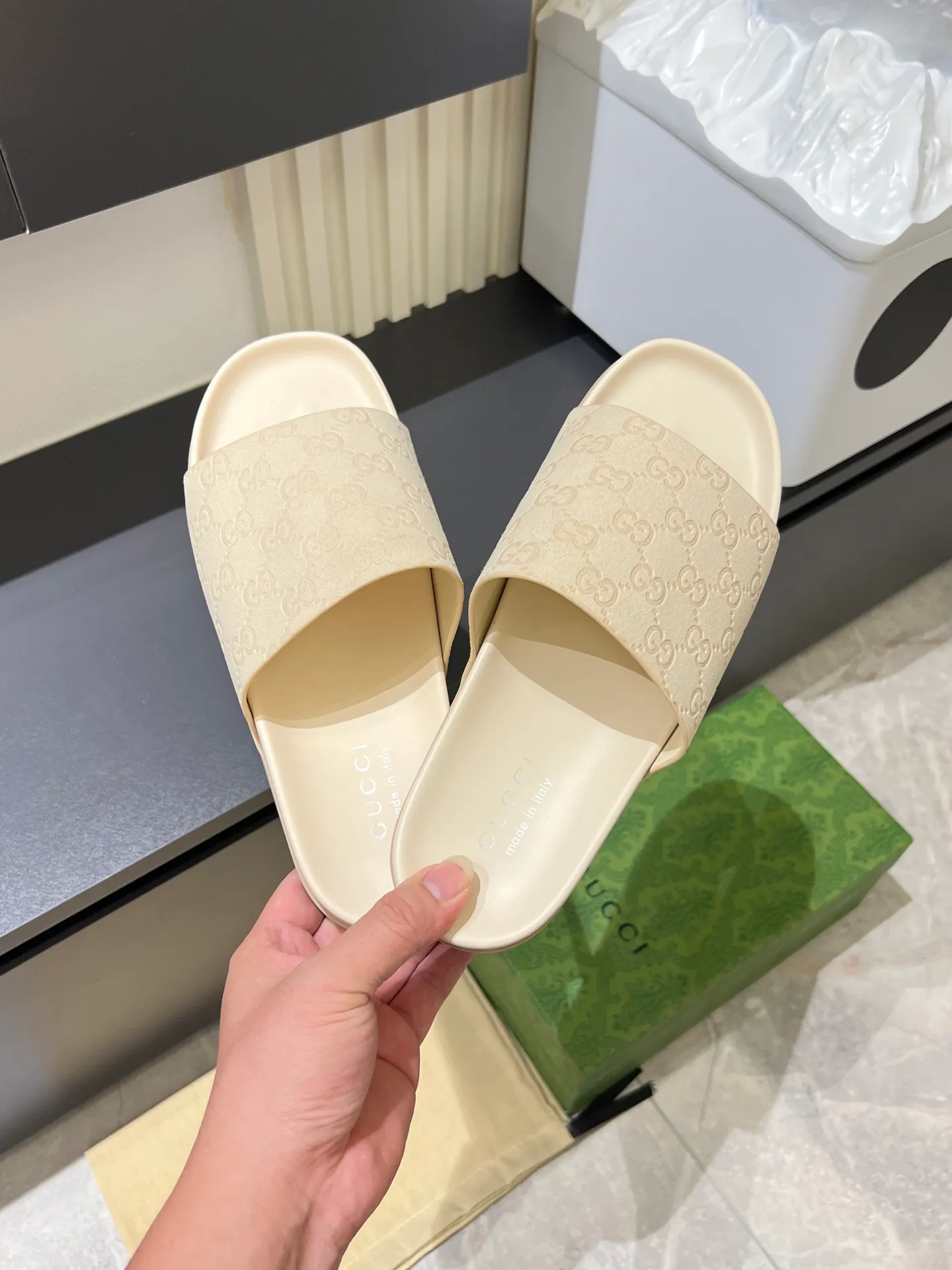 Men's Men's Shoes 💰p320 "GUCC＊" These slippers are made of GG polyester and feature a Gucci label on the front, adding a bold logo feel to the style. "Gucci Made in Italy" stamped label Rubber sole. Size 38-44